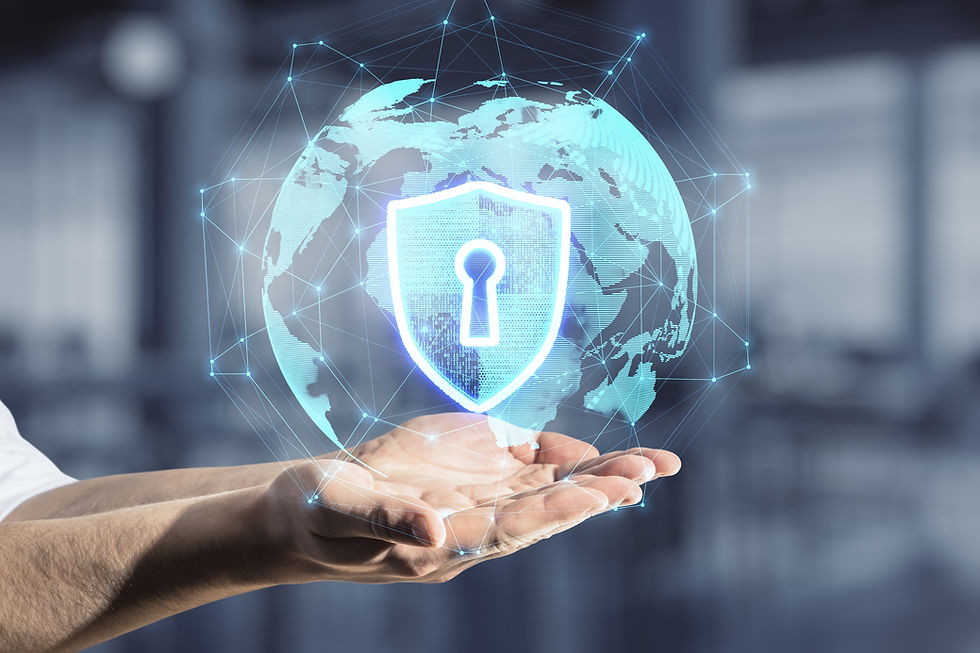 Dłonie trzymają holograficzną kulę ziemską z ikoną tarczy i klucza; niebieski motyw cyberbezpieczeństwa.